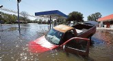 Água alagou ruas e invadiu casas na Carolina do Norte. Foto: Jonathan Drake/Reuters